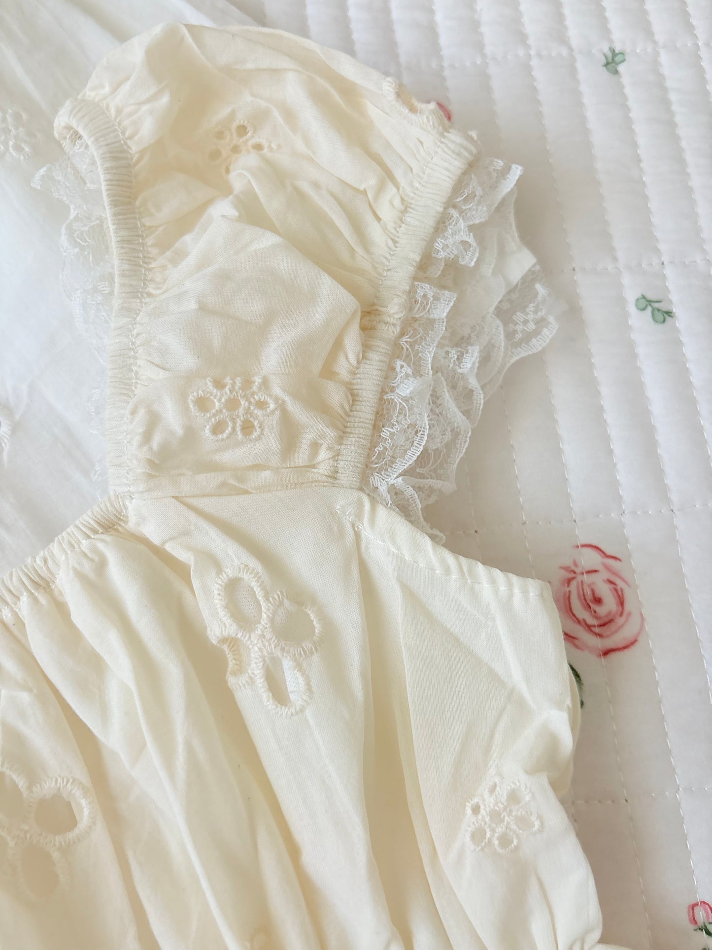 Jiji eyelet top