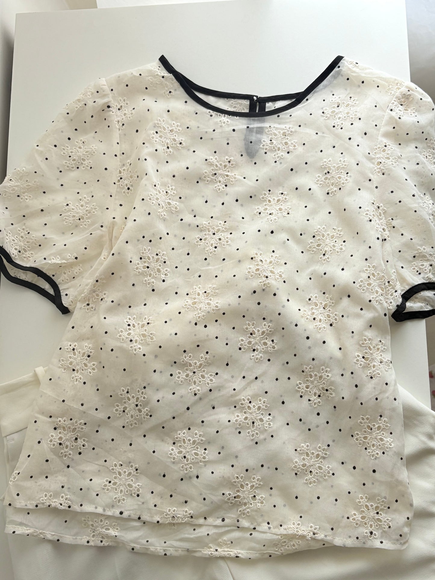 Polka outline top
