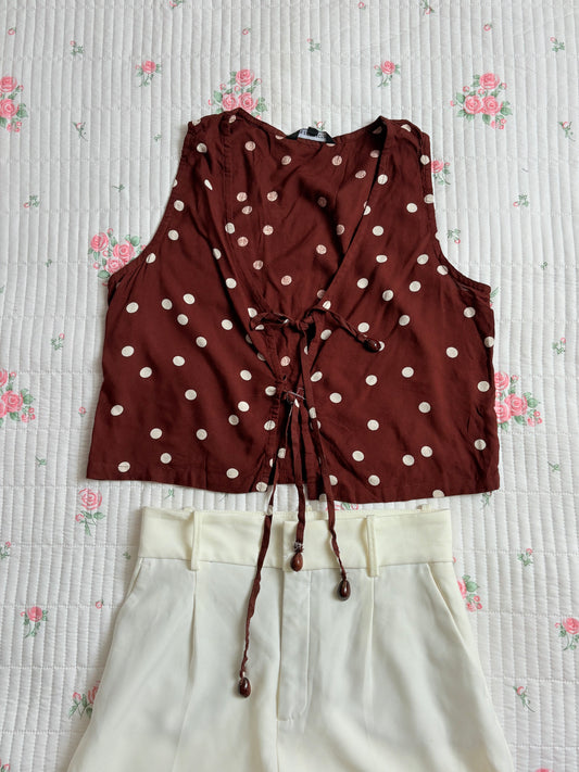 Brown polka toe