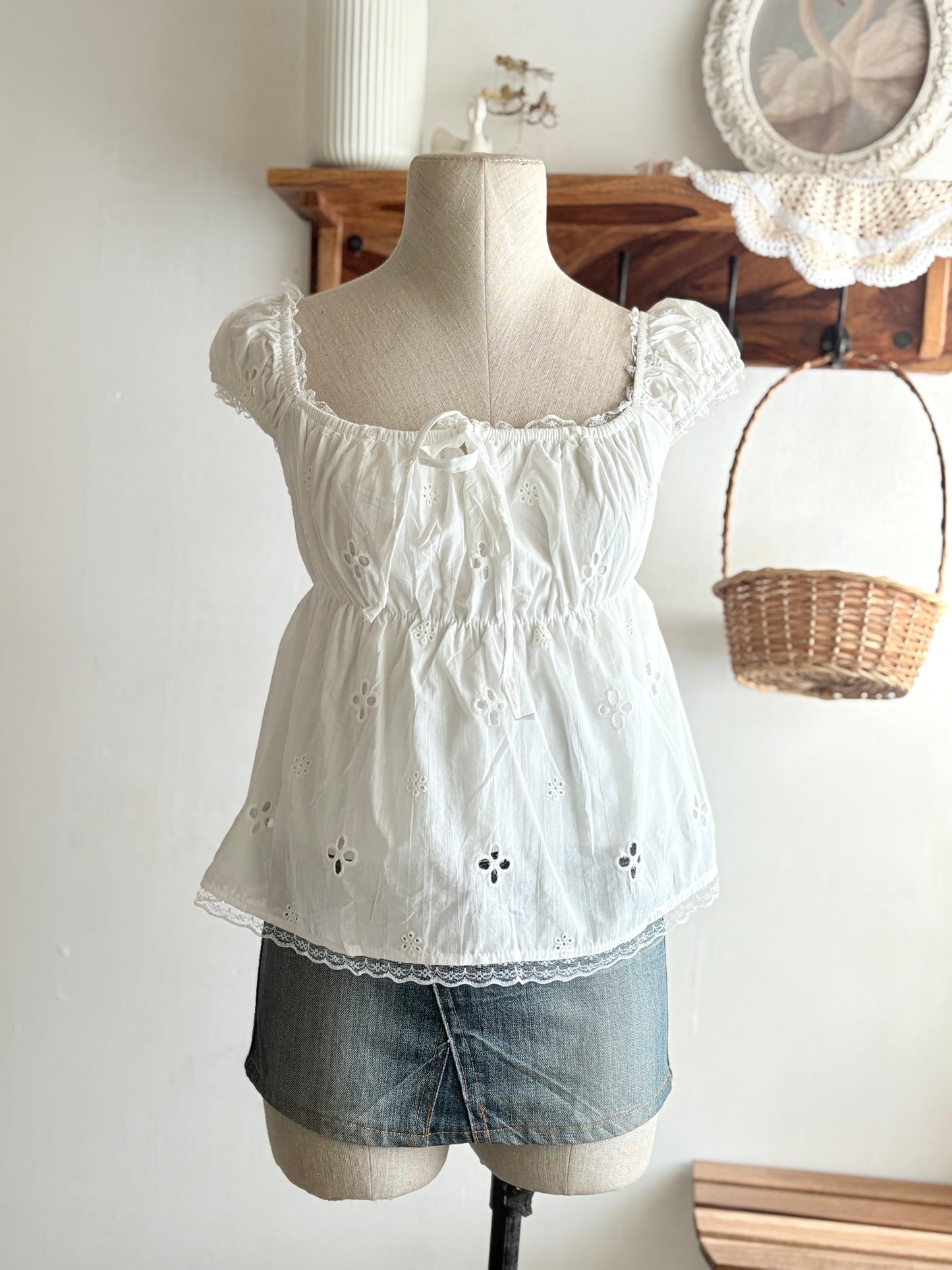 Jiji eyelet top