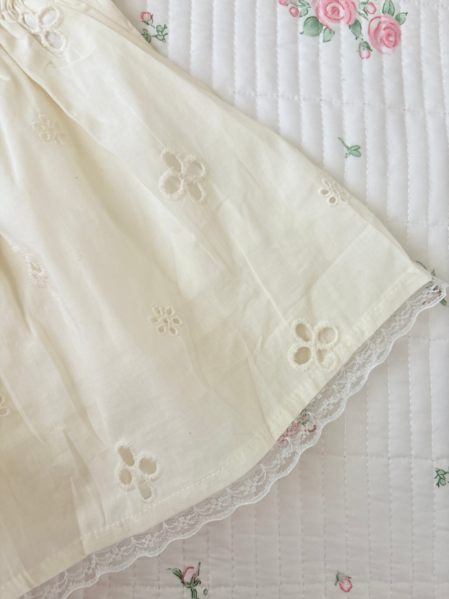 Jiji eyelet top