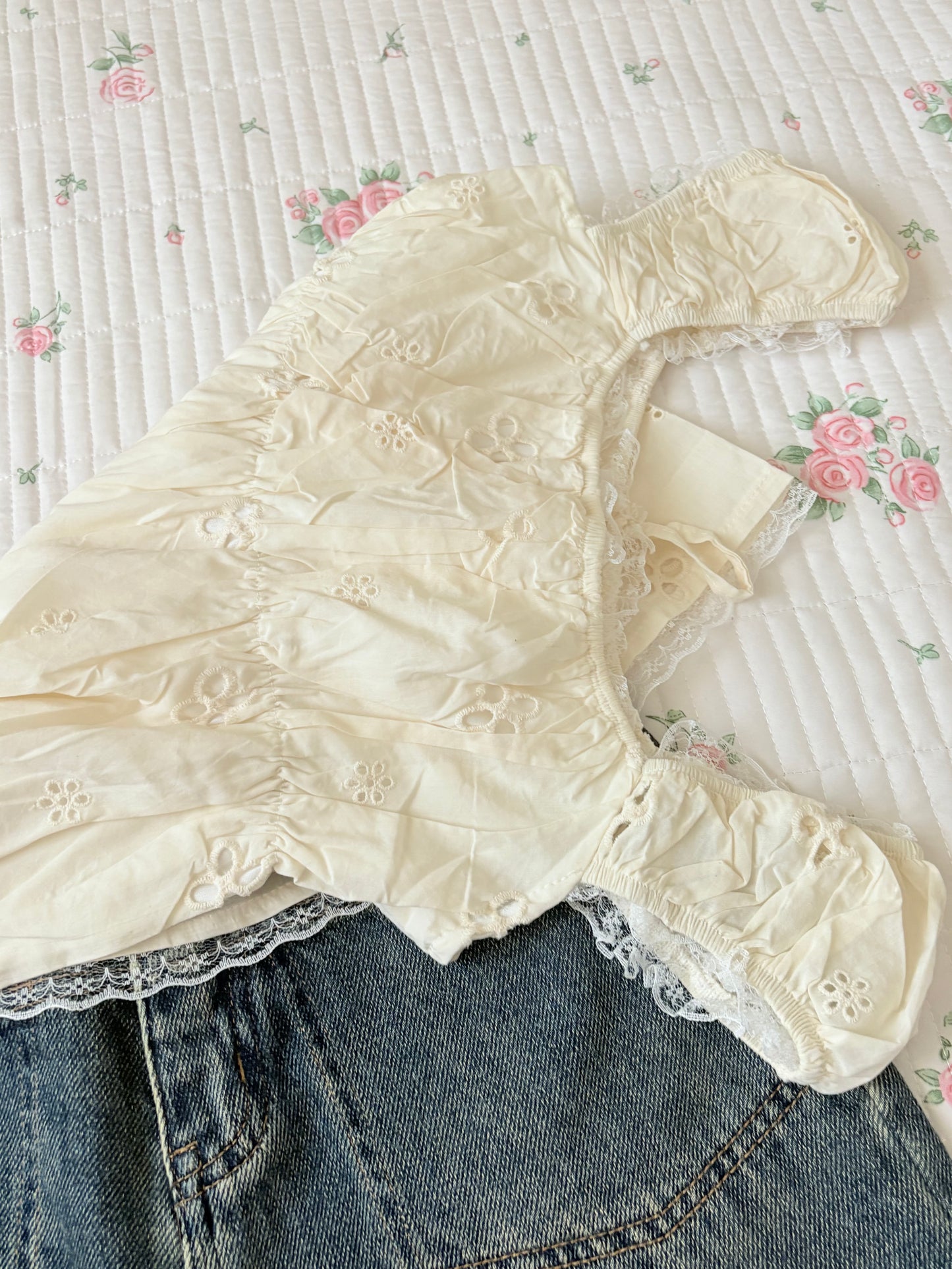 Jiji eyelet top