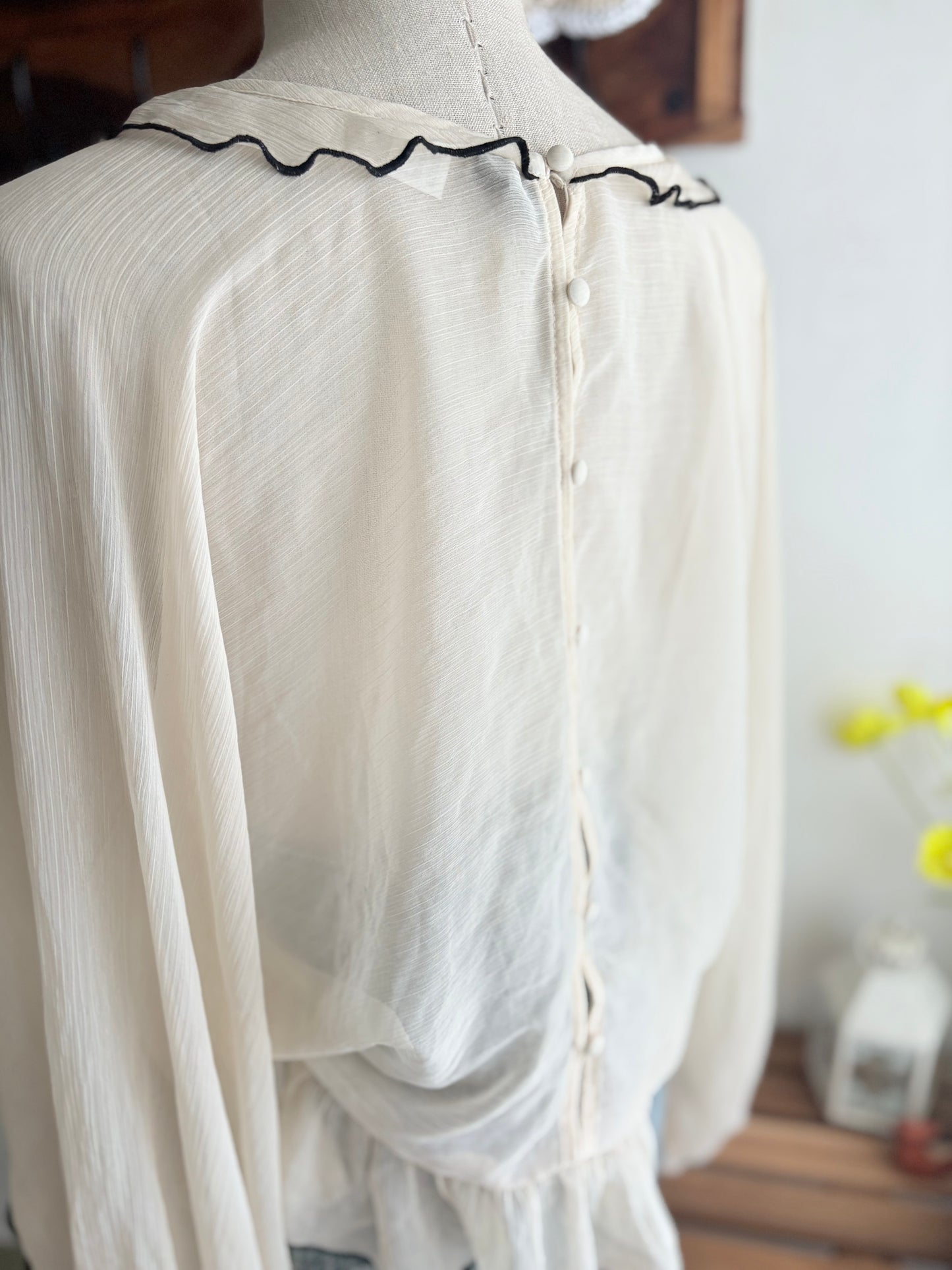 Cream black outlinetop